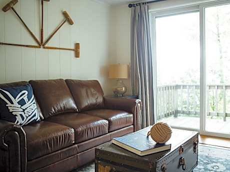 One-Bedroom Cottage with Lake View