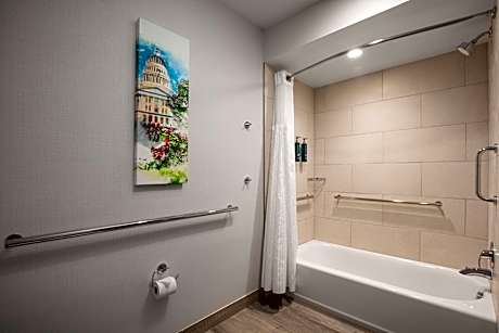 2 Qn Mobility Accessible Bathtub No Smok