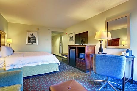 1 KING BED WITH WALK IN SHOWER NONSMOKING HDTV/FREE WI-FI/HOT BREAKFAST INCLUDED WORK AREA
