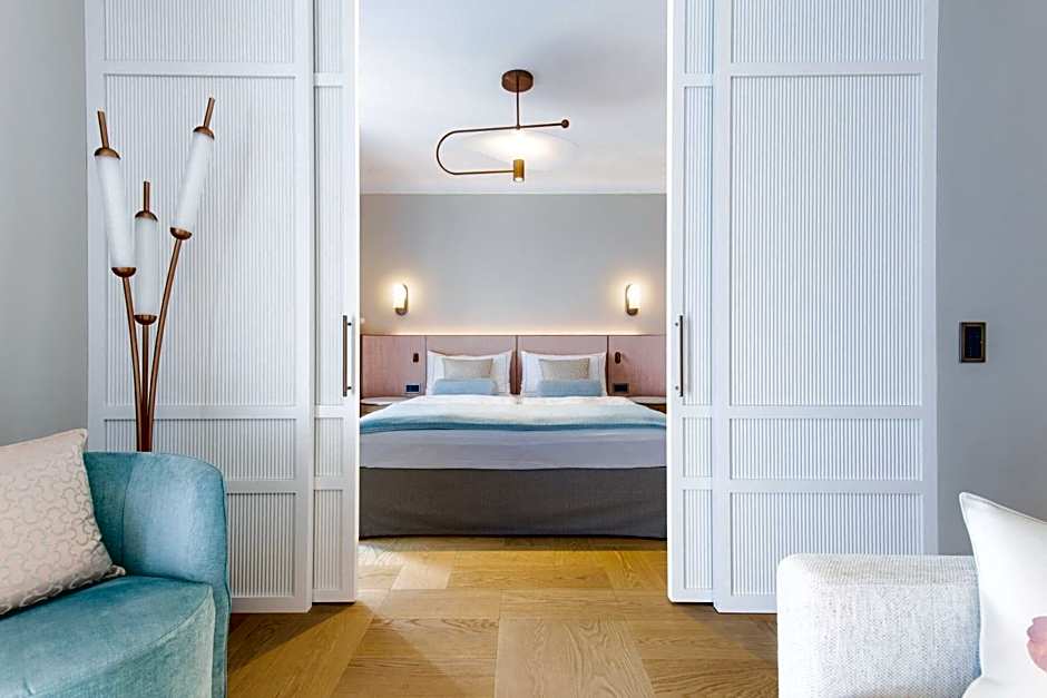Photo 1 of 10 of Deluxe Junior Suite, Lake View