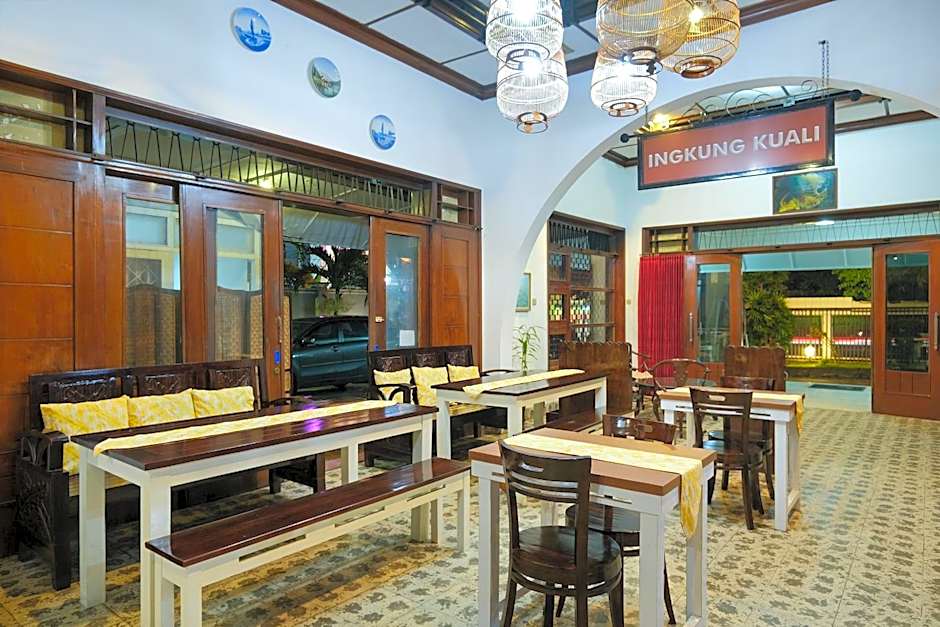 OYO 461 Hotel Madukoro Near RSI Hidayatullah