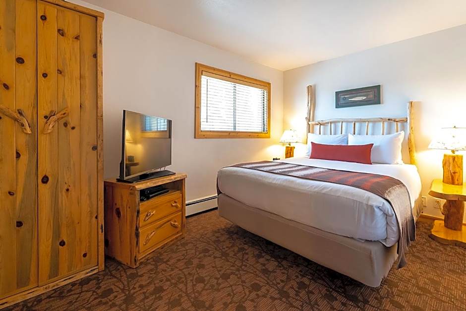 Red Wolf Lakeside Lodge