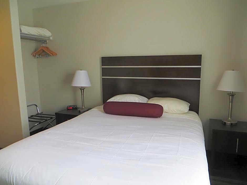 Super 8 by Wyndham Saskatoon Near Downtown