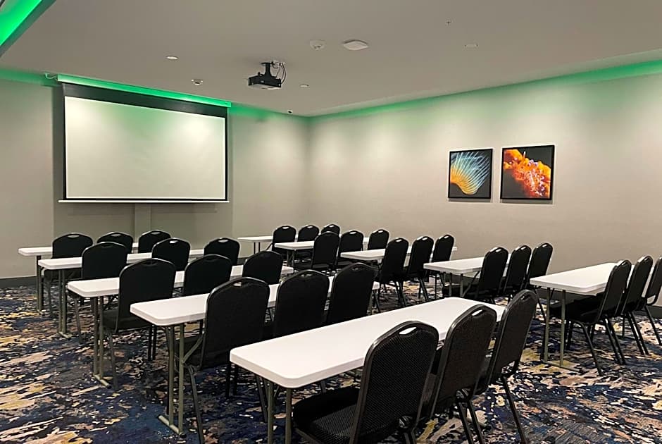 La Quinta Inn & Suites by Wyndham San Antonio Seaworld LAFB