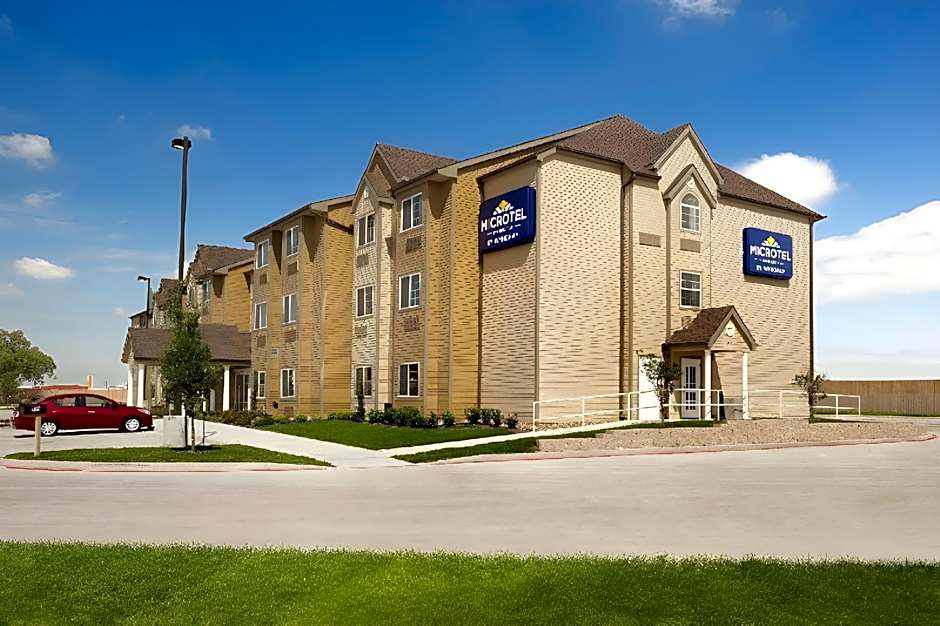 Microtel Inn & Suites by Wyndham Kenedy/Karnes City