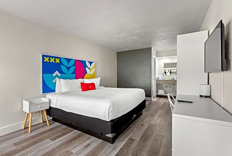 1 King Bed, City View, Non-Smoking