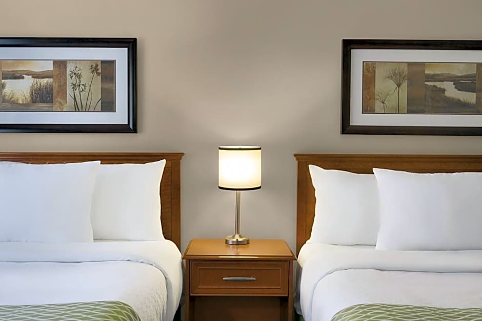 Colonial Square Inn & Suites