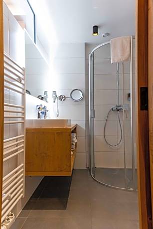 Deluxe Double Room (2 Adults + 1 Child)