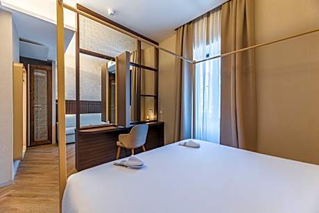1 King Bed Non-Smoking Comfort Room Larger Room Sofabed For One Person