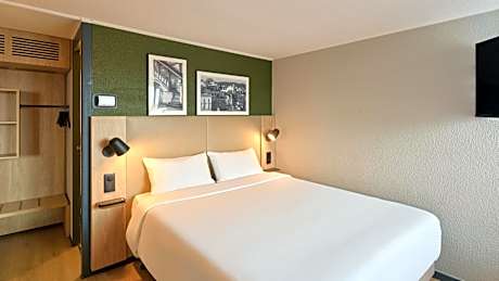 Standard Room - 1 Queen Bed