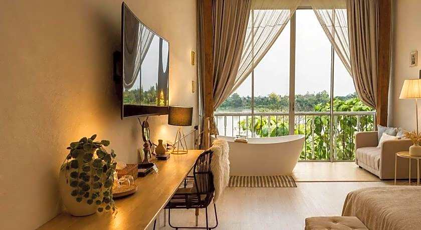 White Wall Riverfront Hotel