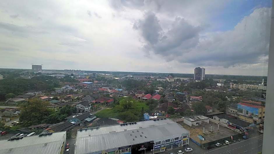 Zulanie Suite Troika Residence, SPACIOUS AND COZY WITH POOL, Free Wifi & Netflix in Golden Triangle of Kota Bharu