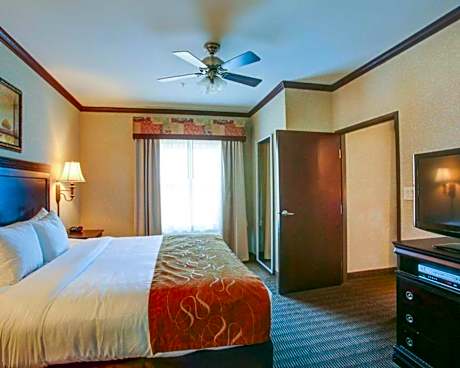 Suite with One King Bed and One Queen Bed - Non-Smoking