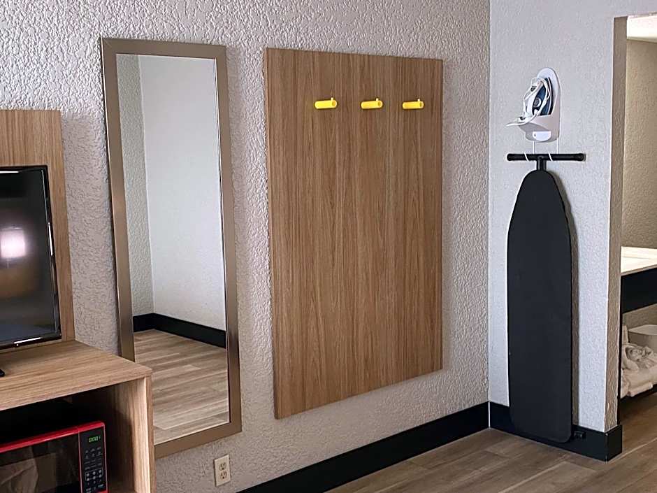 Days Inn & Suites by Wyndham Fort Pierce Midtown