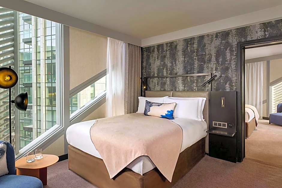 Montcalm East, Autograph Collection