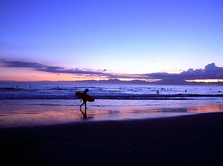 IZA Enoshima Guest House & Bar