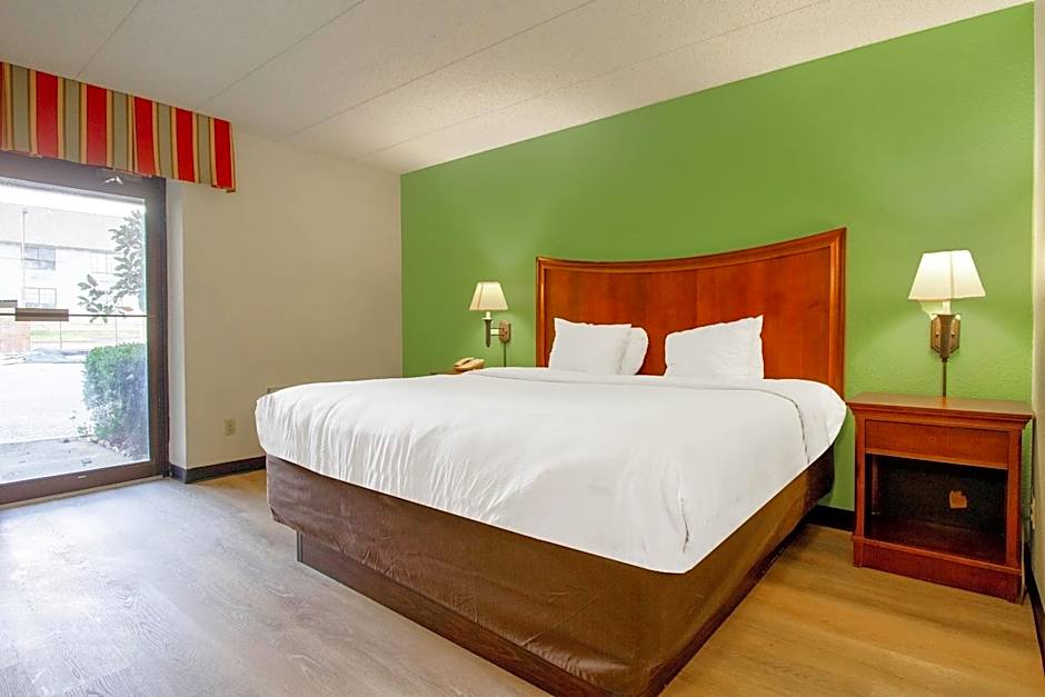 Tulsa Square Hotel Central, I-44 By OYO