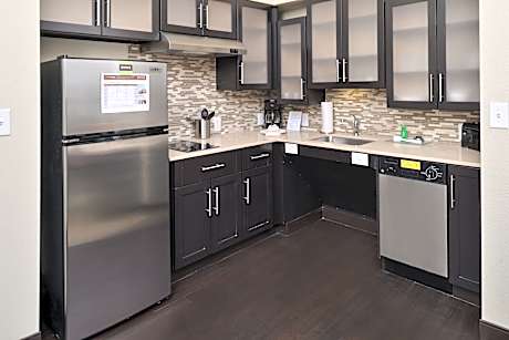 1 Queen Studio Suite Comm Access