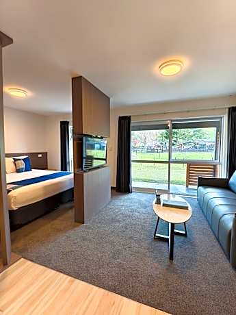 Two-Bedroom Deluxe Apartment with Garden View