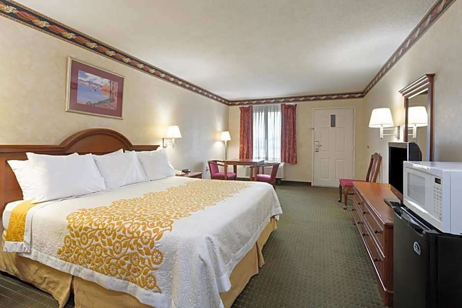 Days Inn by Wyndham Clinton