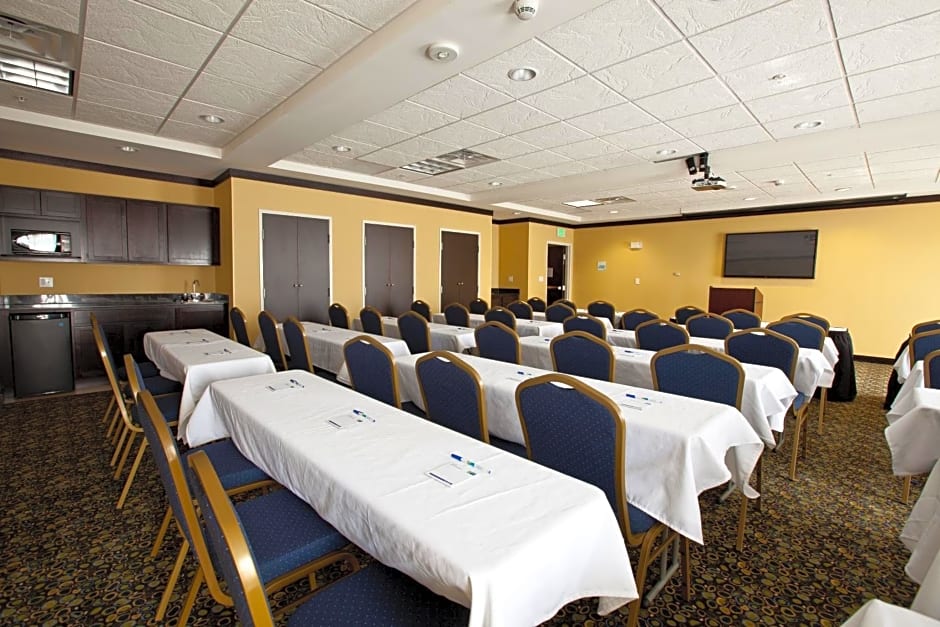 Holiday Inn Express And Suites Detroit North-Troy