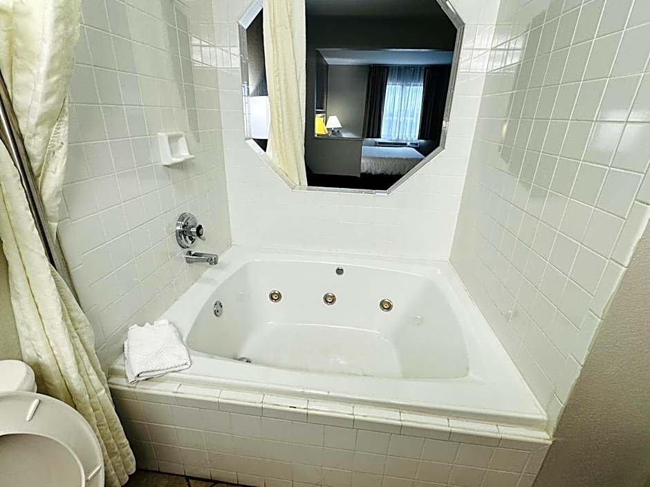 Econo Lodge Inn & Suites Monroe