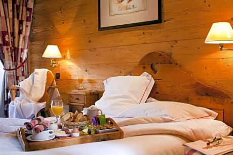 Two Connecting Double Rooms with West/North View