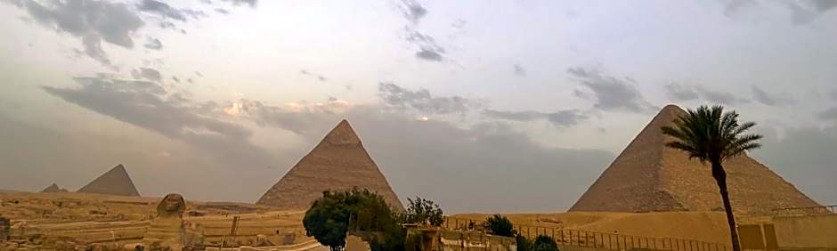 The Gate Hotel Front Pyramids & Sphinx View