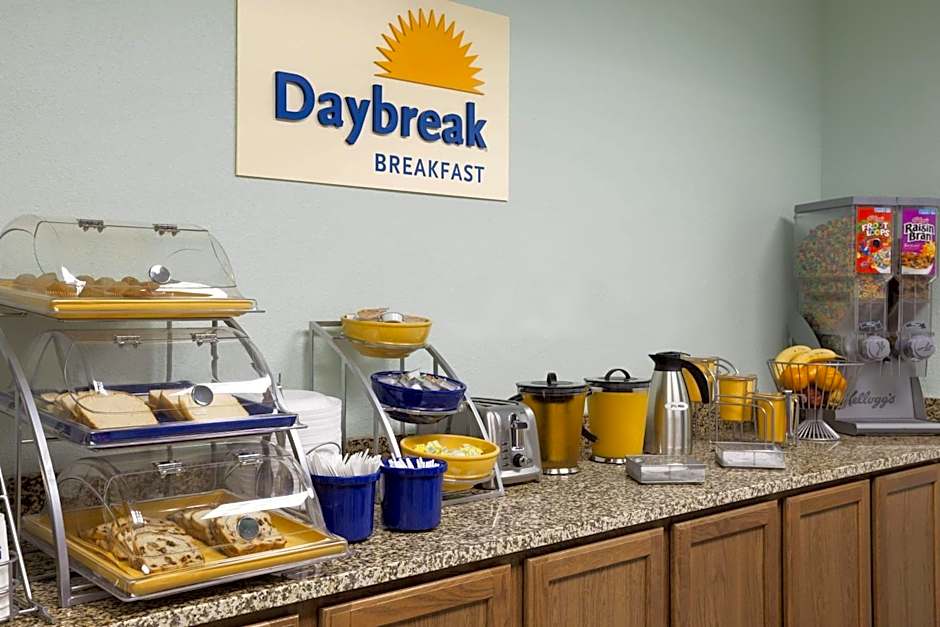 Days Inn & Suites by Wyndham Columbus NE