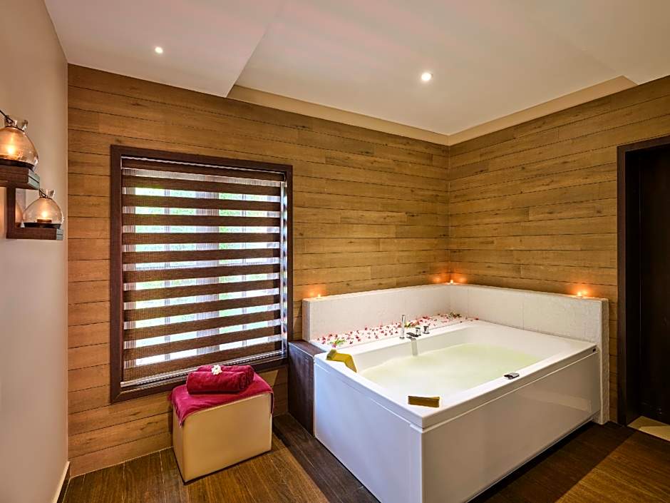 Sterling Lake Palace Alleppey