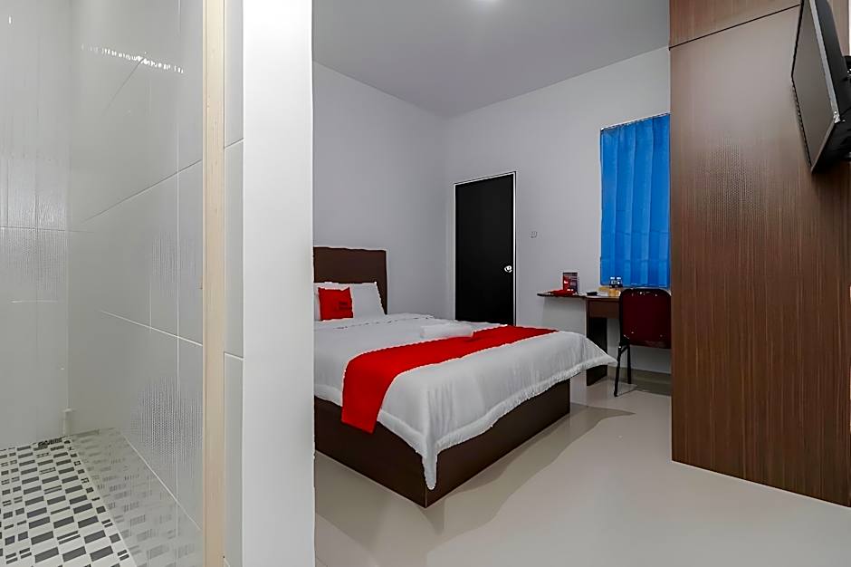 RedDoorz Plus near Kepri Mall
