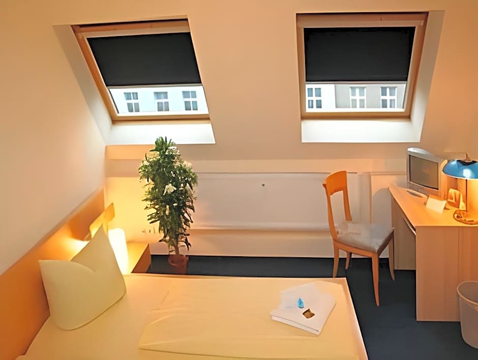 Zdjęcie 1 z 2 — Single Room with Shared Bathroom