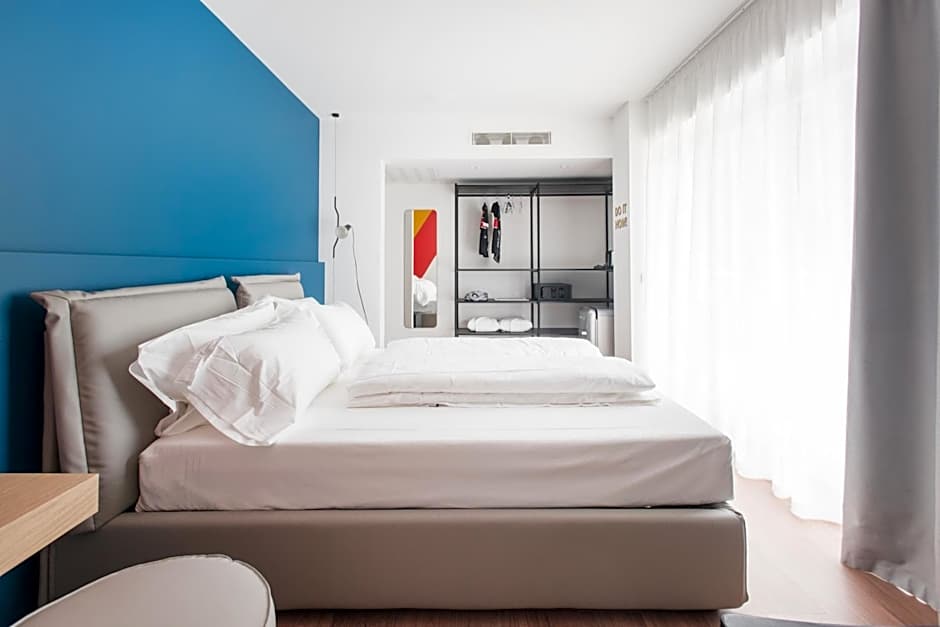 HOODY ACTIVE & HAPPINESS HOTEL