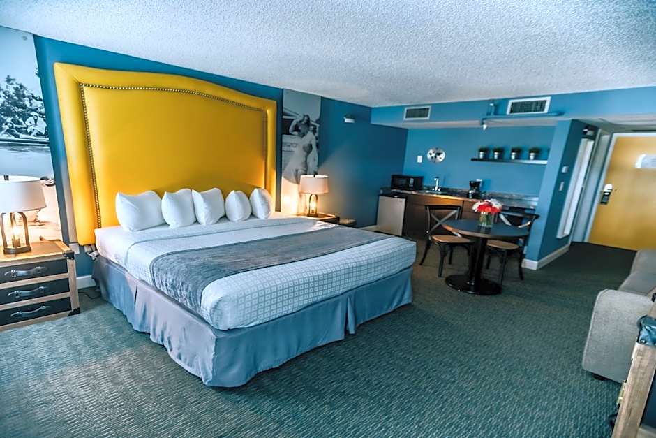 Photo 1 of 2 of 1 King Bed with Sofabed Suite