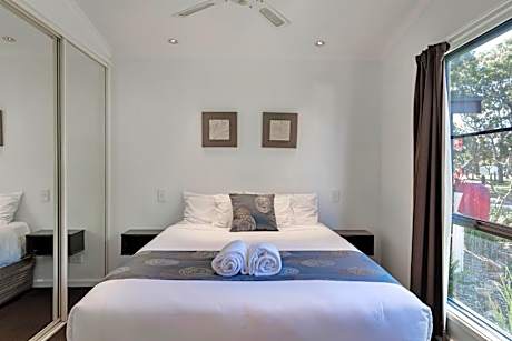 Deluxe 2 Bedroom Cabin - Sleeps 6 (1 Queen, 2 Bunks)