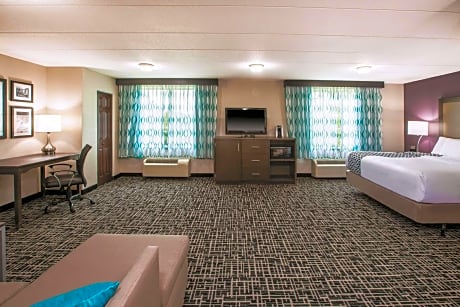 Deluxe King Suite - Mobility Access/Non-Smoking