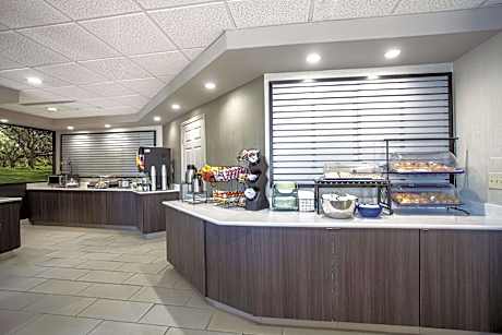 La Quinta Inn and Suites Jackson Airport