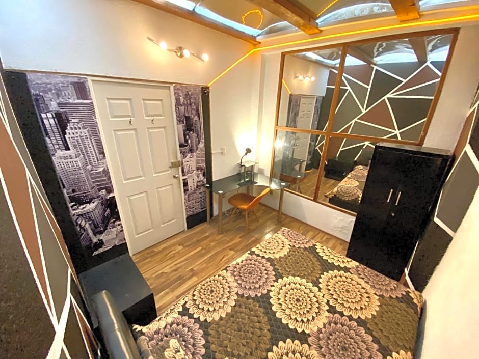 Roomies Hostel Condesa