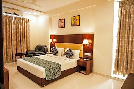 Sai Grand Room (Royale Family Room) Complimentary Shuttle Pick Up & Drop To Sai Baba Temple (Gate-3)