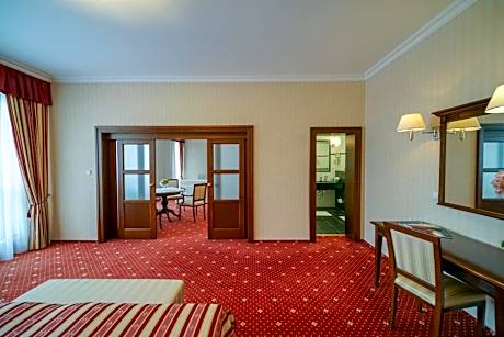 Deluxe Grand Suite with Balcony and Valley View