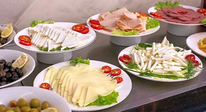 DELUXE NEWPORT HOTEL