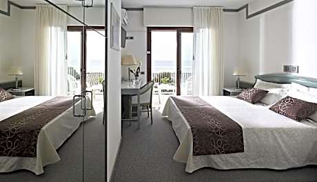 Standard Double Room with Lateral Sea View