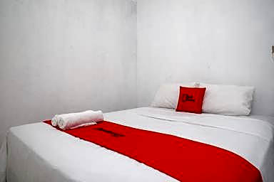 RedDoorz near De La Salle Manado