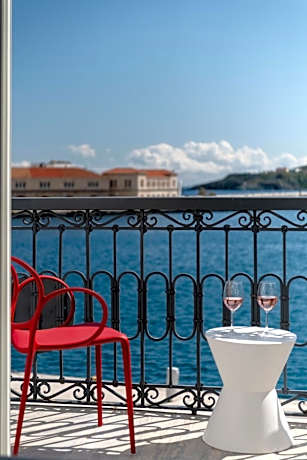 Skylight - 1873 Seafront Luxury Suites on the Harbor, City Center