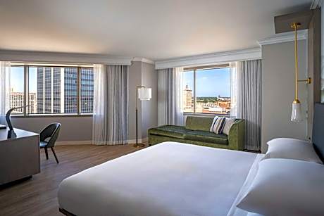 Renovated Corner King, Larger Guest room, 1 King, City view, Corner room