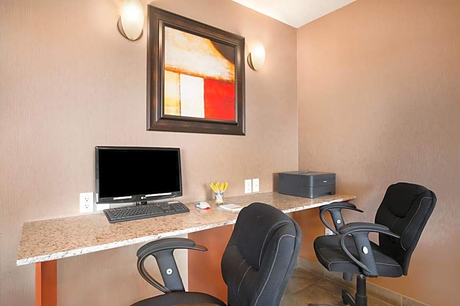 Days Inn & Suites by Wyndham Cochrane