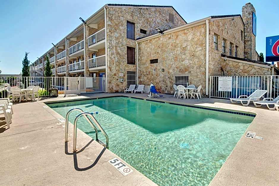 Motel 6-Dallas, TX - Forest Lane