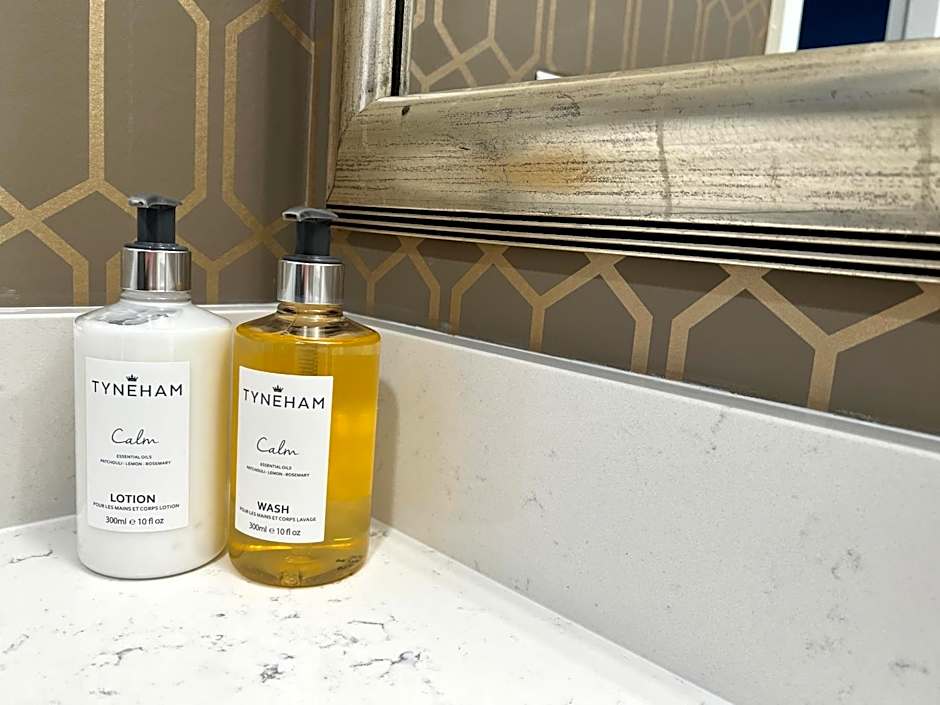 Chateau Victoria Hotel & Suites