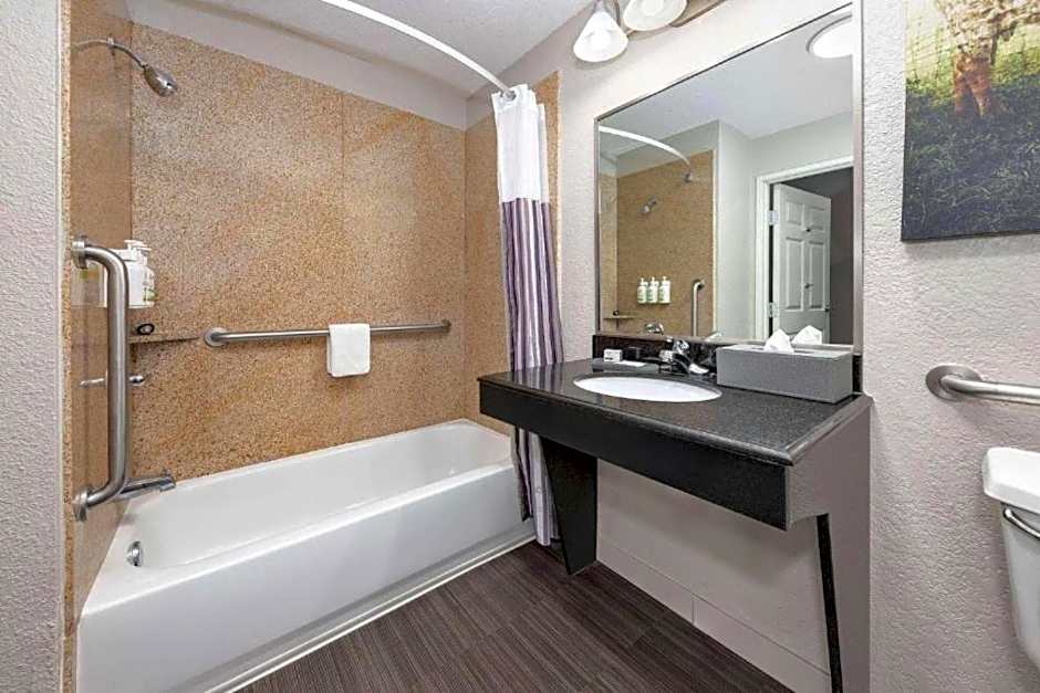 La Quinta Inn & Suites by Wyndham Alvarado