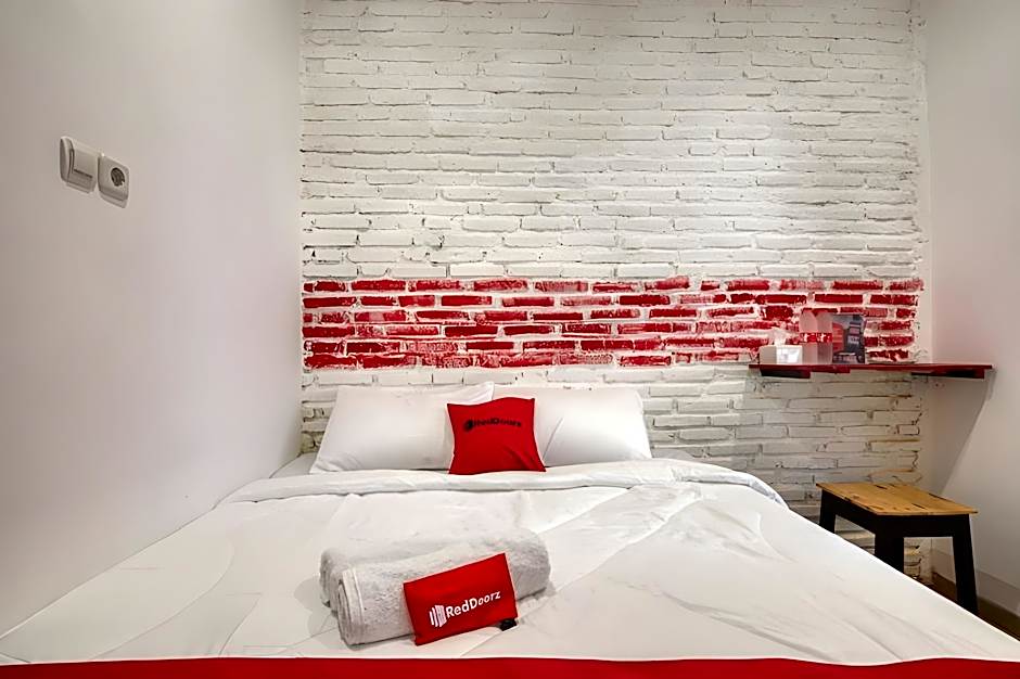 RedDoorz Syariah @ Jl. Cengger Ayam Dalam